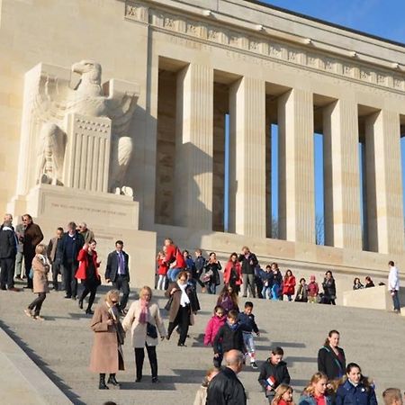 F2 proche gare et toute commodité Château-Thierry Esterno foto