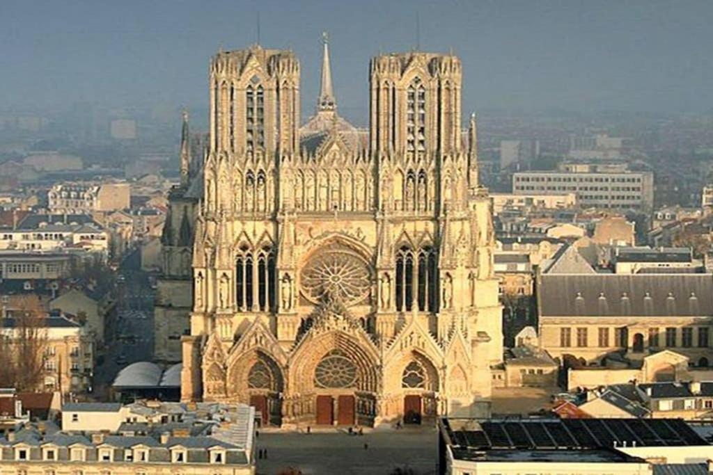 F2 proche gare et toute commodité Château-Thierry Esterno foto
